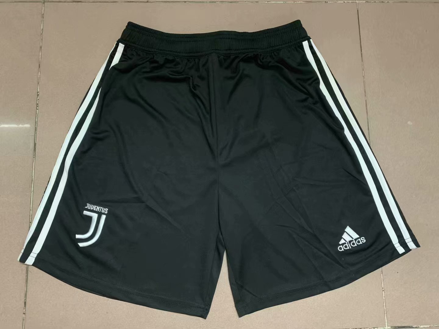 No stock Juventus home short pants