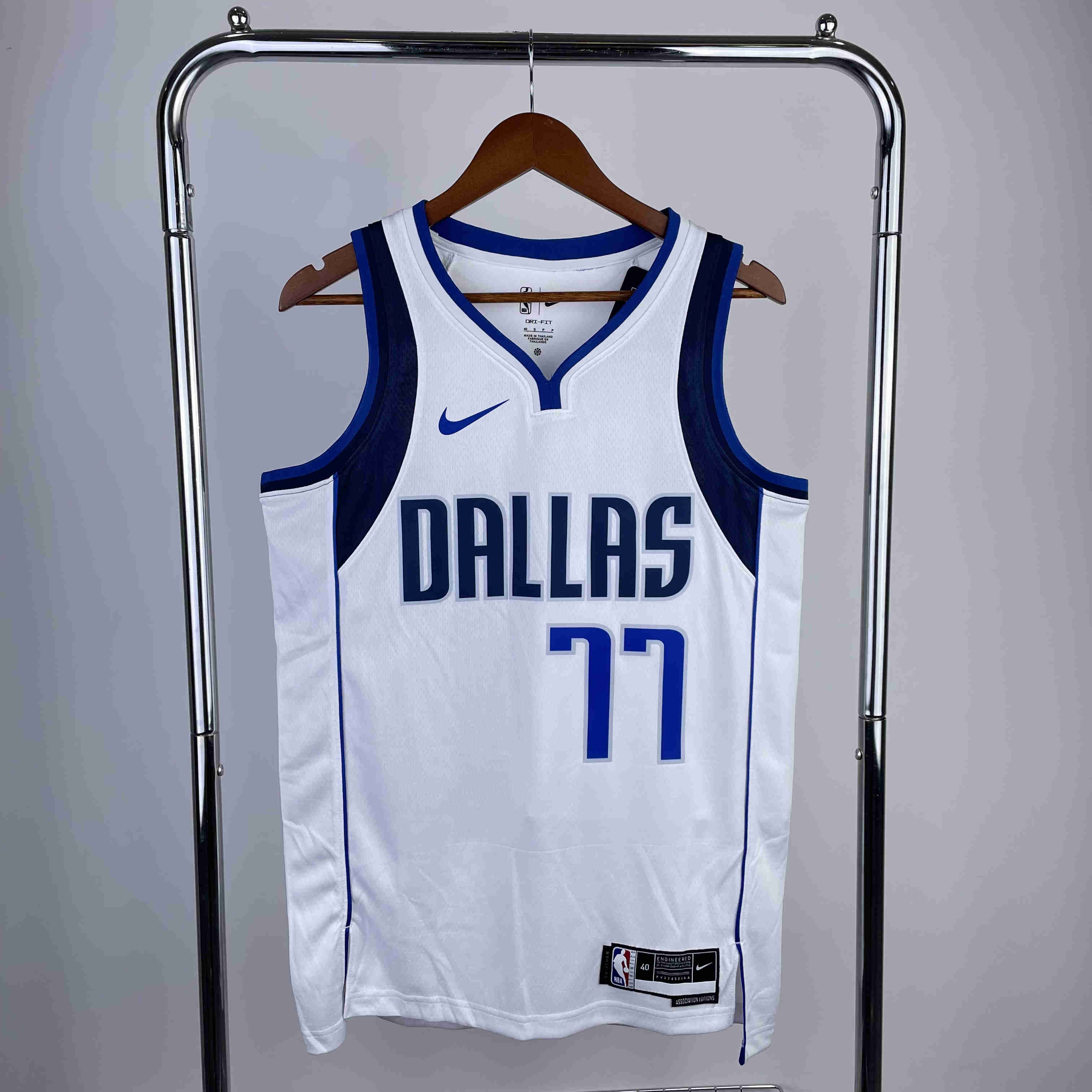 Dallas Mavericks  NBA Jersey  Dončić 77